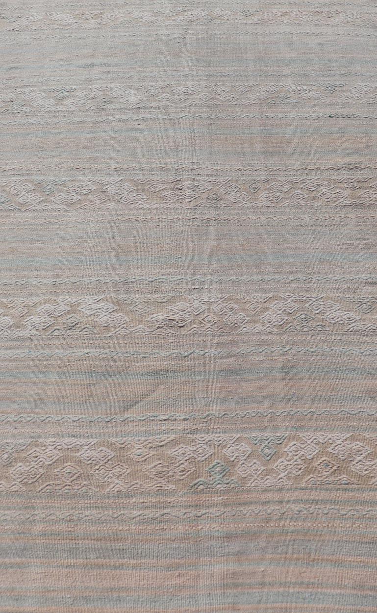 Flachgewebte, handgestickte Kelims in Taupe, Blau, Tan und Brown (Türkisch) im Angebot