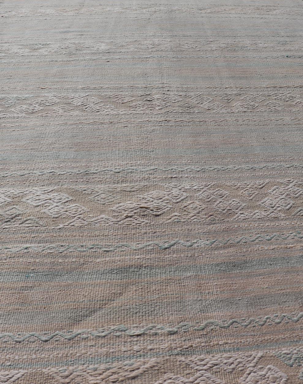 Flachgewebte, handgestickte Kelims in Taupe, Blau, Tan und Brown (Handgewebt) im Angebot