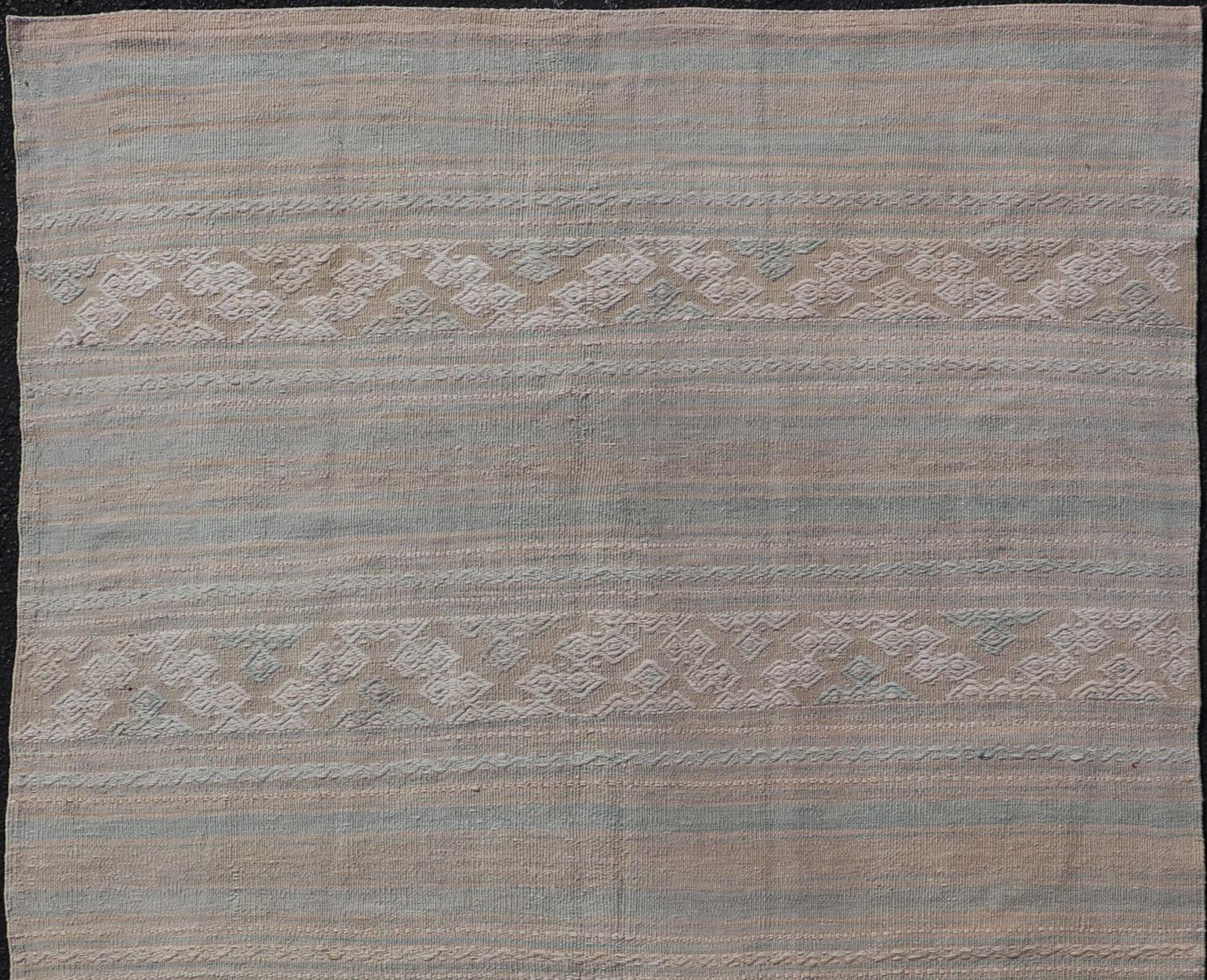 Flachgewebte, handgestickte Kelims in Taupe, Blau, Tan und Brown im Angebot 1