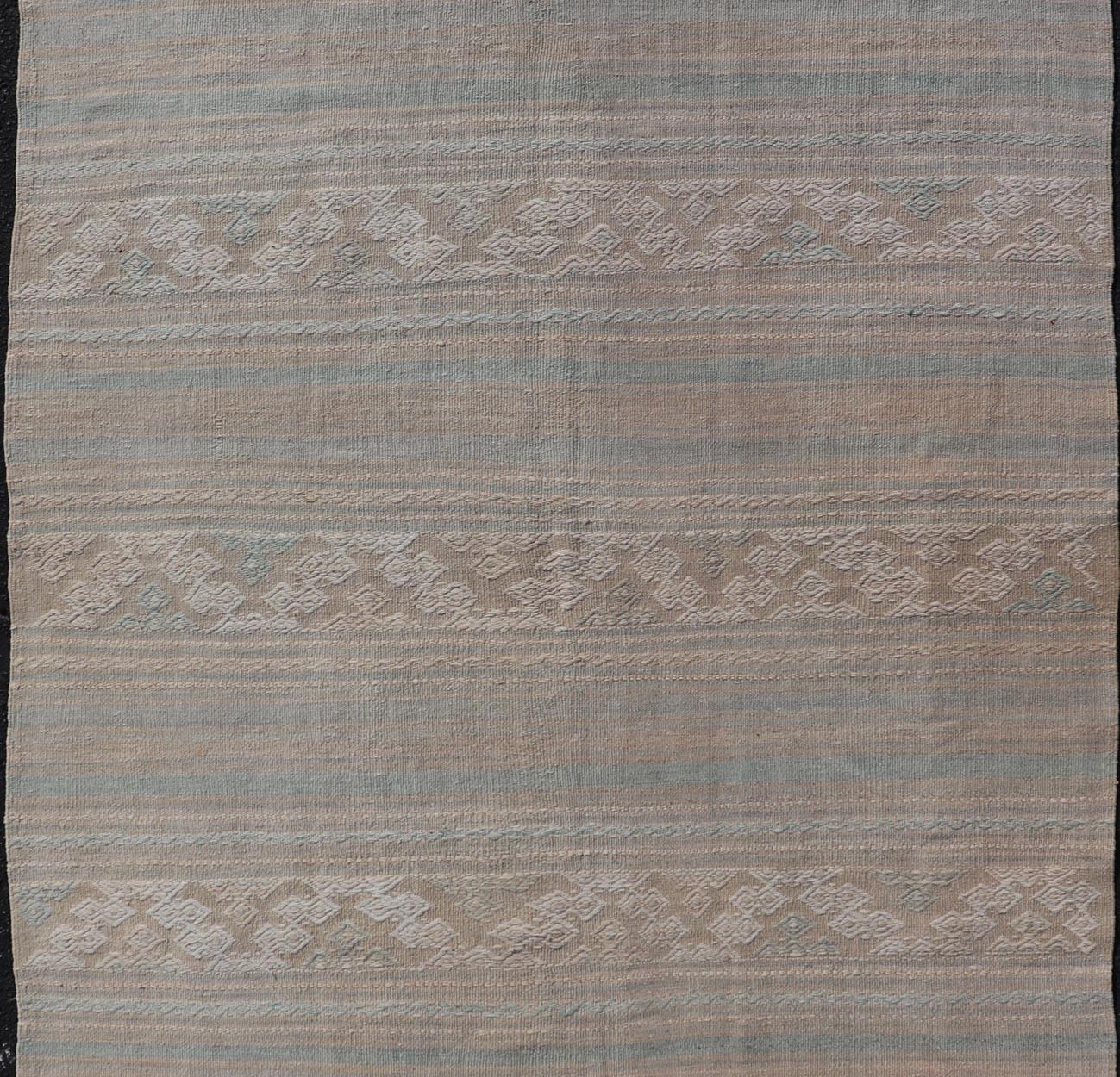 Flachgewebte, handgestickte Kelims in Taupe, Blau, Tan und Brown im Angebot 2