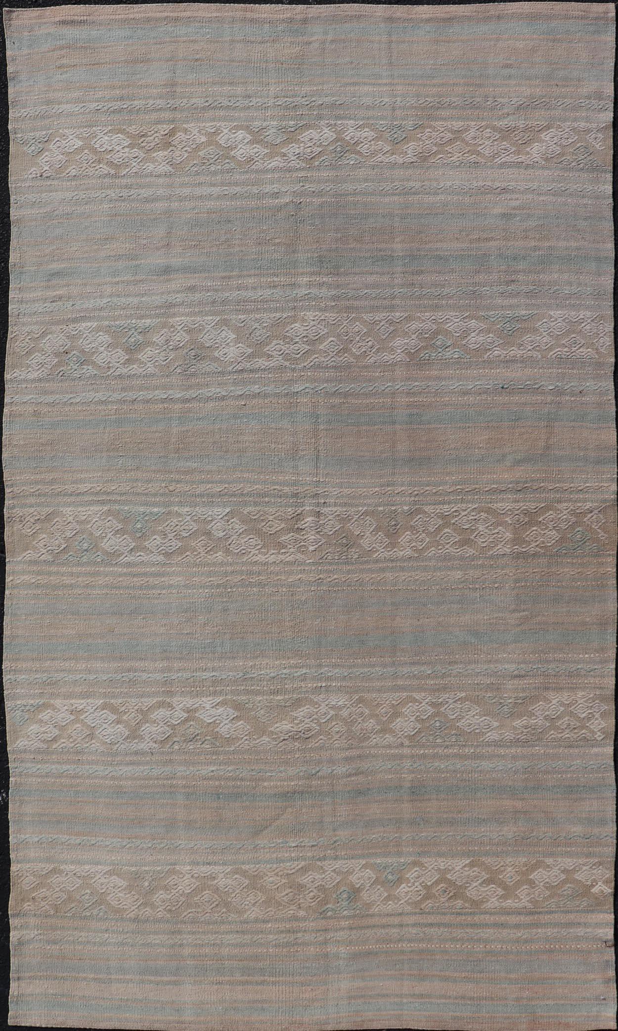 Broderies plates tissées à la main Kilim en taupe, bleu, tan et Brown
