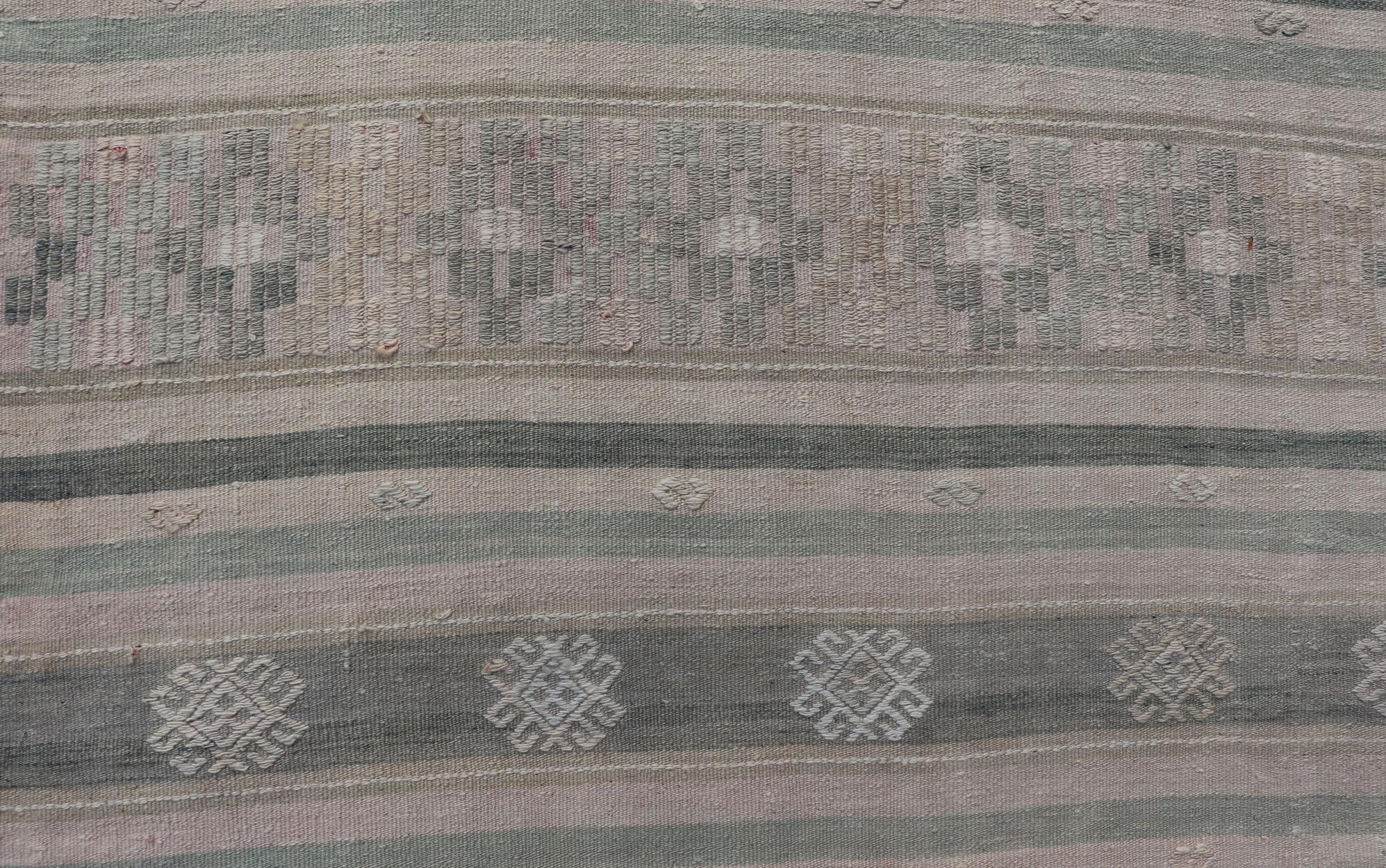 Tessuto a mano Kilim intrecciato a mano a trama piatta con ricami in Taupe, Tan, Blue e Gray in vendita