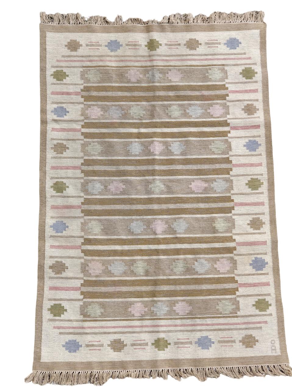 
Tapis Kilim à tissage plat de la designer textile suédoise Anna Johanna Ångström, présentant des motifs géométriques et des nuances de brun. Avec sa signature
Née en 1938, Anna Johanna Ångström est une designer textile suédoise reconnue pour son