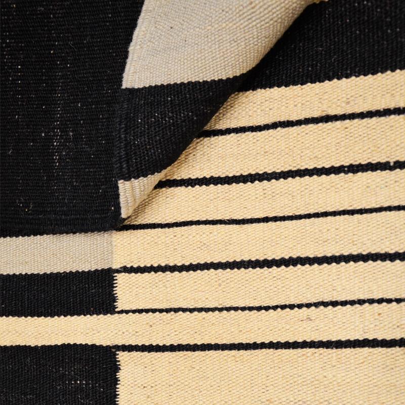 Flat-Weave Kilim, Modern Design with Black, Gray Lines over Beige Background In Excellent Condition In MADRID, ES