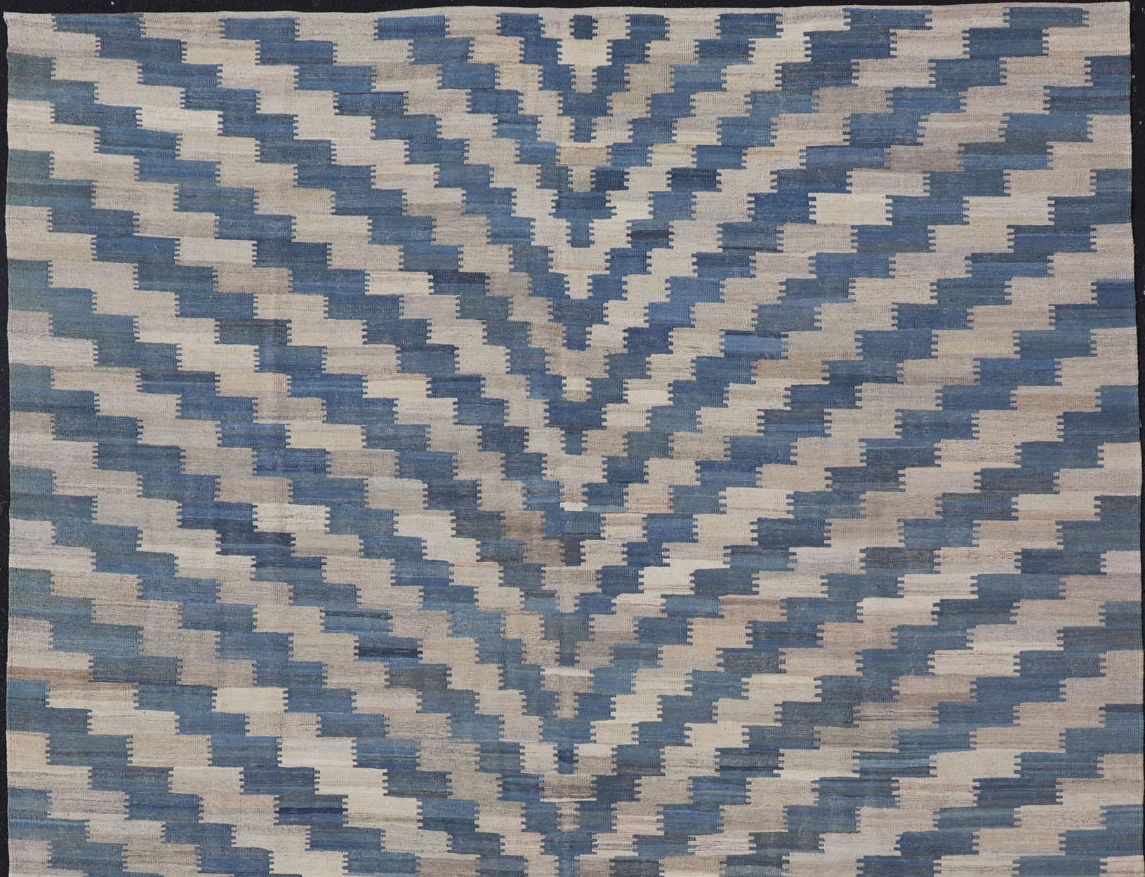 Tapis Kilim moderne à tissage plat avec des rayures dans les tons de bleu clair, bleu et crème, Keivan Woven Arts / tapis AFG-88, pays d'origine / type : Afghanistan / Kilim

Ce tapis Kilim tissé à plat présente un design moderne qui s'intègre