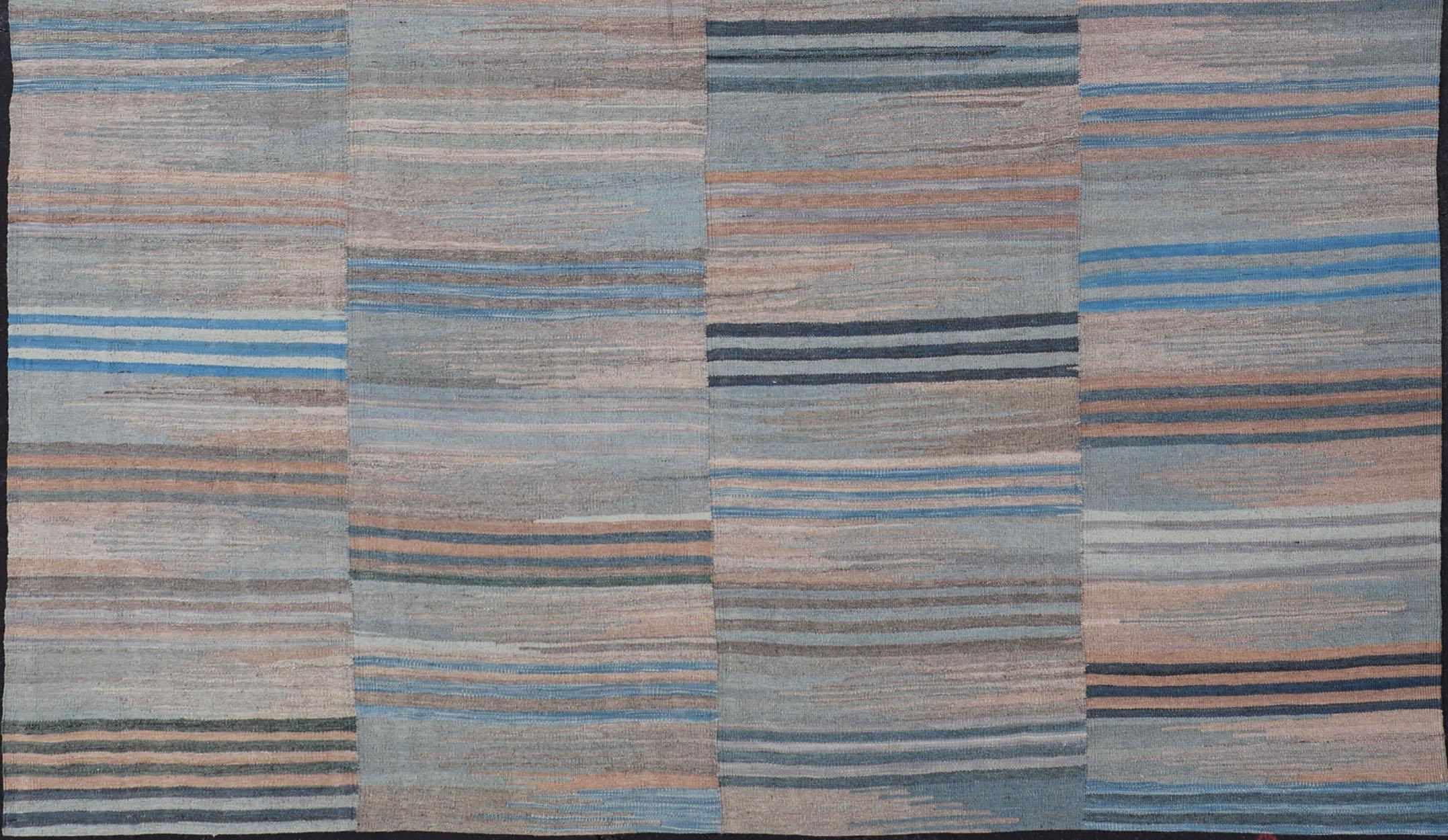 Mehrfarbiger geflochtener Flachgewebe-Kelim-Teppich mit modernem Design (Handgewebt) im Angebot