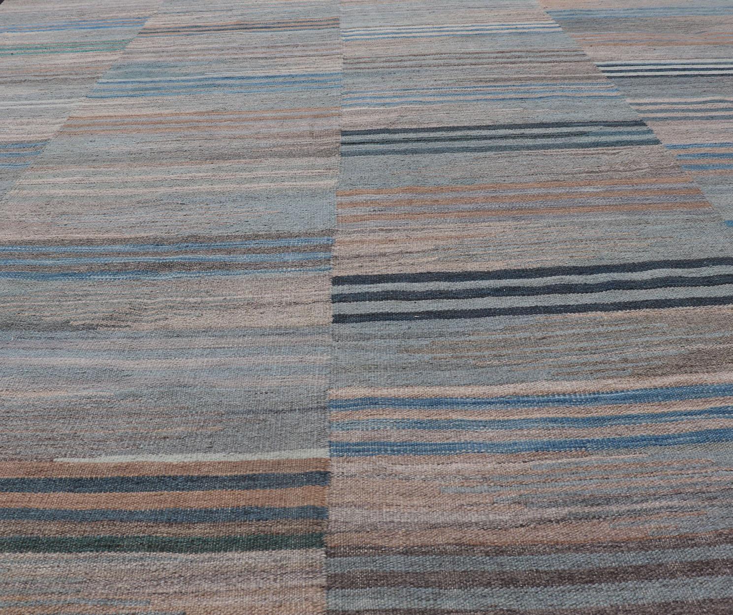 Mehrfarbiger geflochtener Flachgewebe-Kelim-Teppich mit modernem Design (21. Jahrhundert und zeitgenössisch) im Angebot