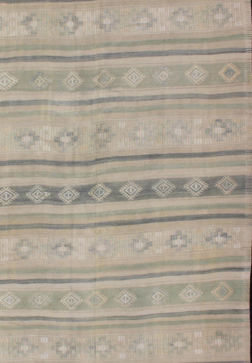 Flachgewebter Vintage-Kelim im Vintage-Stil mit Stickereien in Grün, Blau und Grau mit modernem Design
Geometrisches Streifenmuster Vintage-Kelim aus der Türkei, Teppich EN-179252, Keivan gewebt Kunst / Herkunftsland / Typ: Türkei / Kelim, um