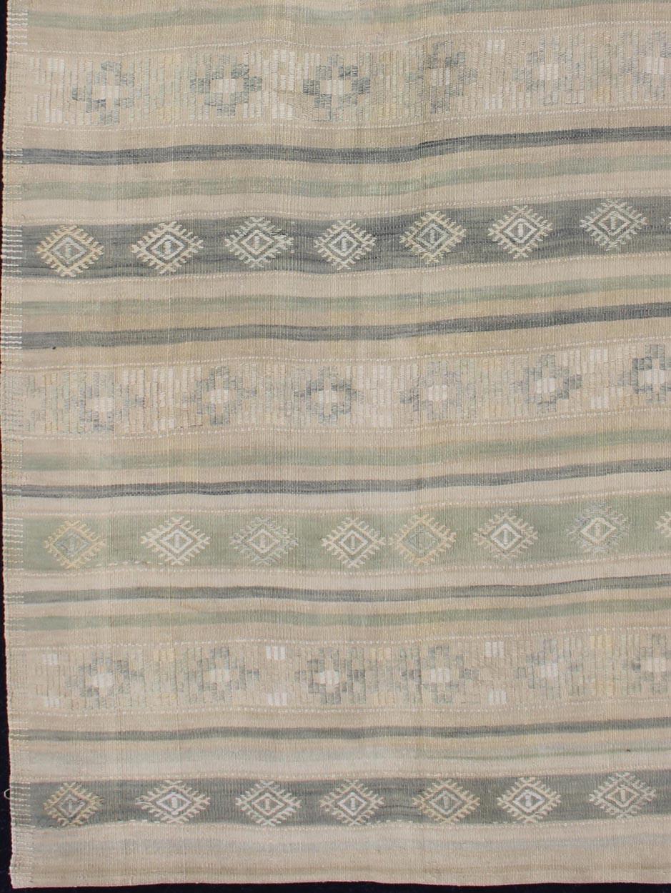 Flachgewebter Kelim mit Stickereien in Taupe, Grün, Blau und Grau (Türkisch) im Angebot