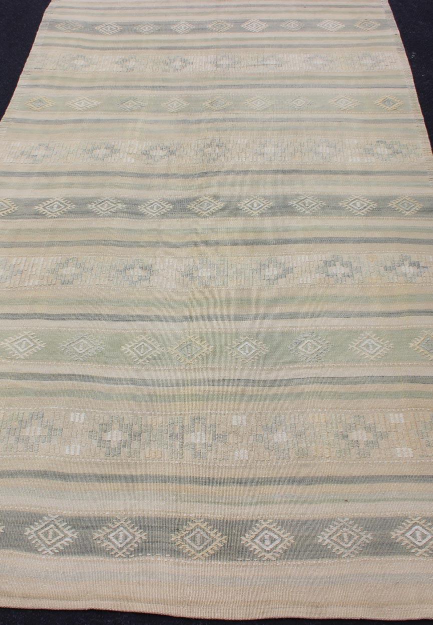 Flachgewebter Kelim mit Stickereien in Taupe, Grün, Blau und Grau im Zustand „Gut“ im Angebot in Atlanta, GA