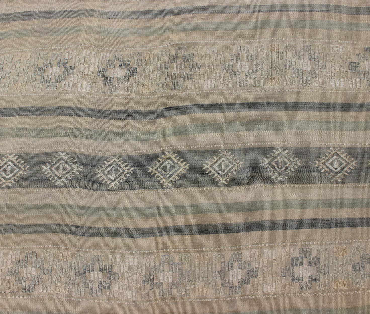 Flachgewebter Kelim mit Stickereien in Taupe, Grün, Blau und Grau (Wolle) im Angebot