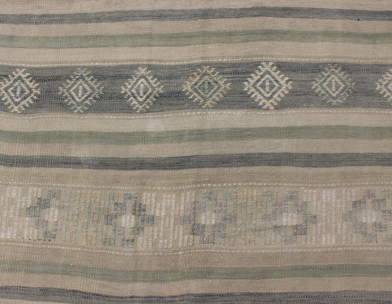 Flachgewebter Kelim mit Stickereien in Taupe, Grün, Blau und Grau im Angebot 1