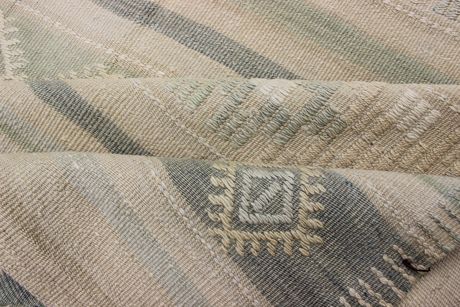 Flachgewebter Kelim mit Stickereien in Taupe, Grün, Blau und Grau im Angebot 2