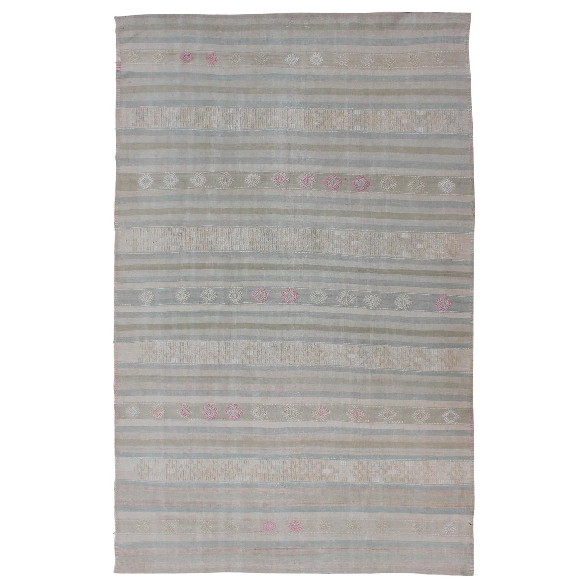 Flachgewebter Kelim mit Stickereien in Taupe, Grün, Blau und Grau
