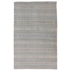 Flachgewebter Kelim mit Stickereien in Taupe, Grün, Blau und Grau