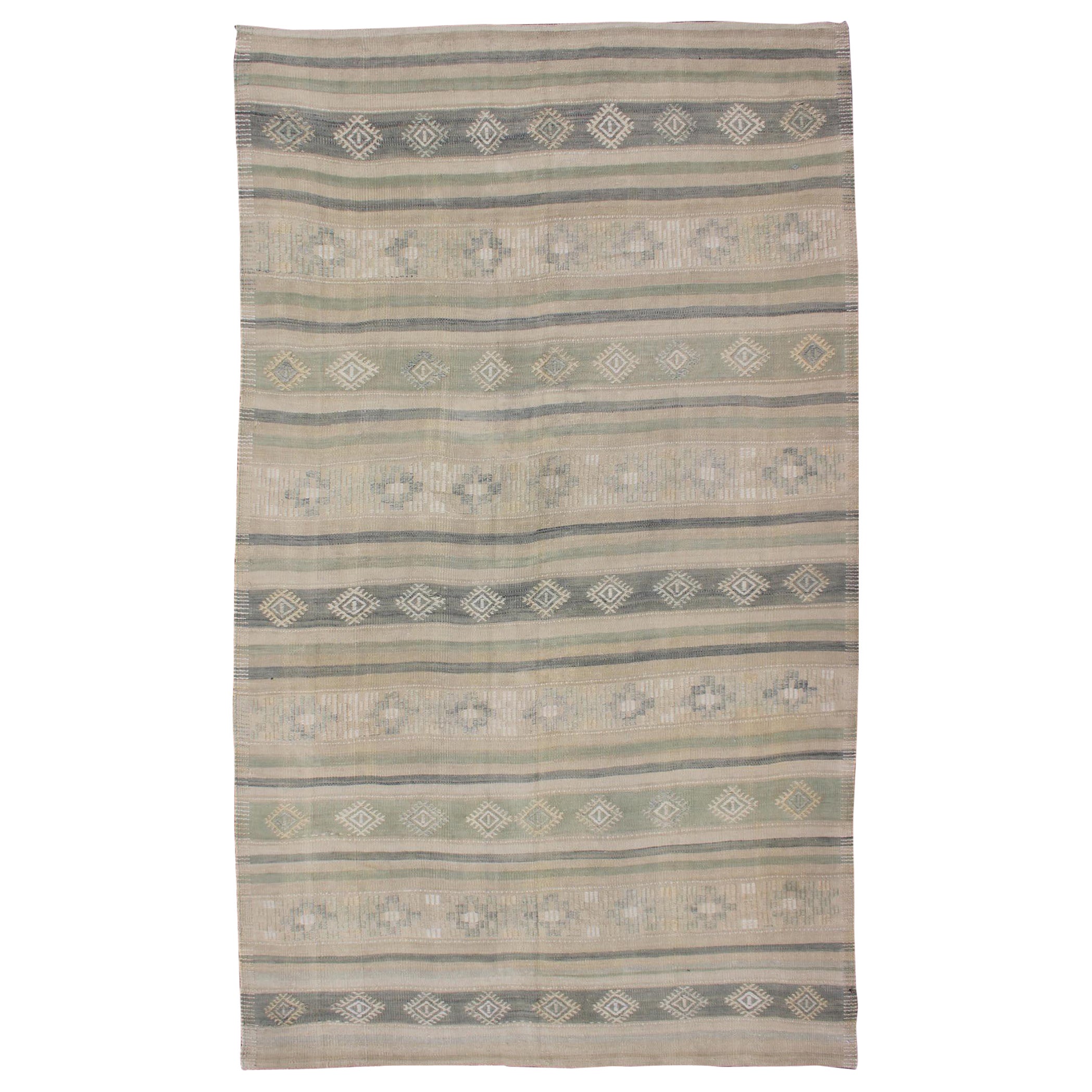 Flachgewebter Kelim mit Stickereien in Taupe, Grün, Blau und Grau