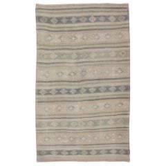 Flachgewebter Kelim mit Stickereien in Taupe, Grün, Blau und Grau