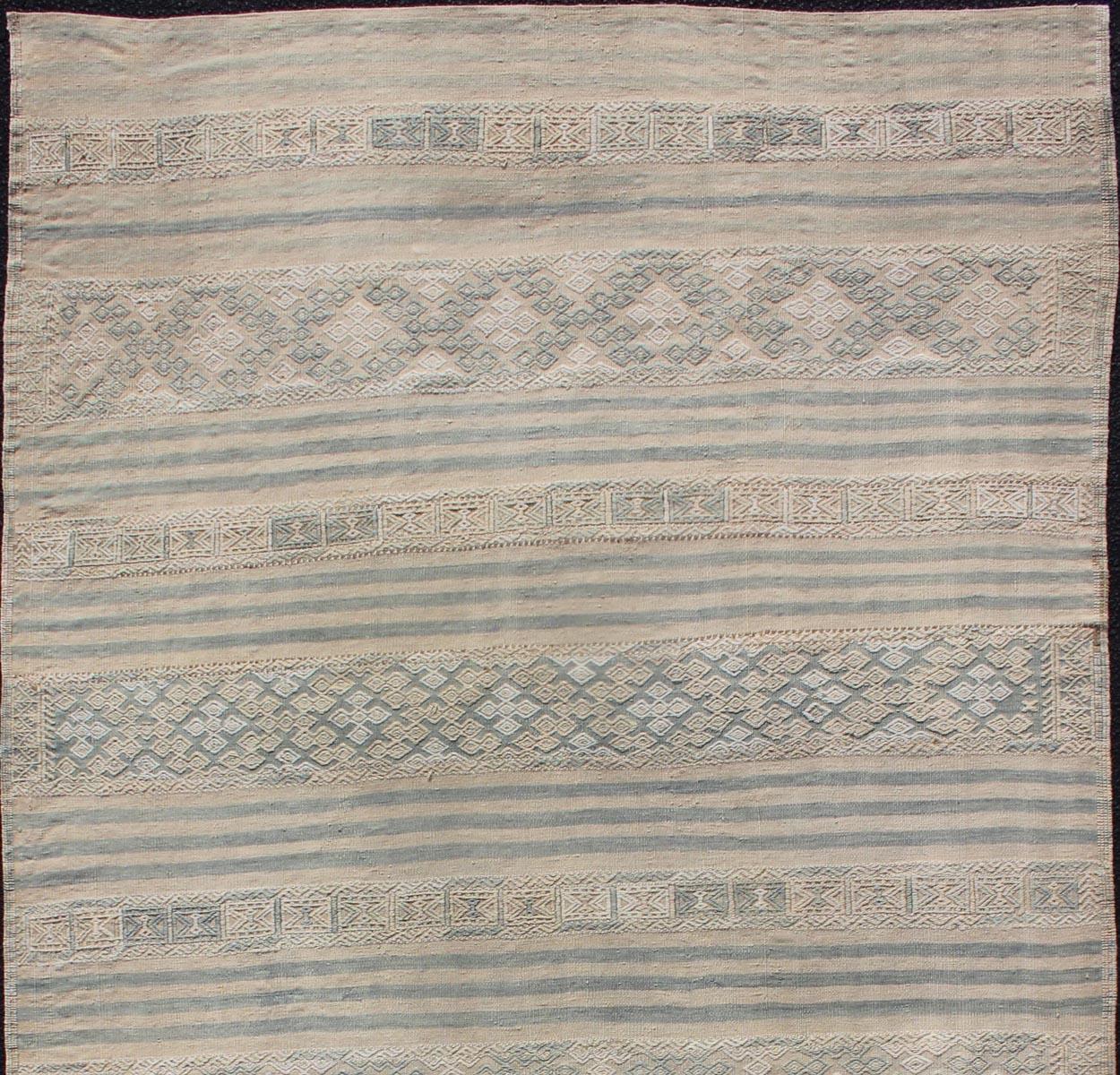 Vintage-Kilim aus Flachgewebe mit Stickereien in Hellbraun, Blau und Grau mit modernem Design
geometrisches Streifenmuster Vintage Kilim aus der Türkei, Teppich EN-179260, Herkunftsland / Art: Türkei / Kelim, um 1950

Dieser türkische Kelimteppich