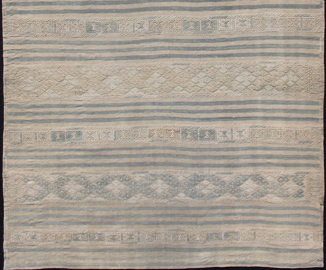 Flachgewebter Kelim mit Stickereien in Taupe, Tan, Blau und Grau (Türkisch) im Angebot