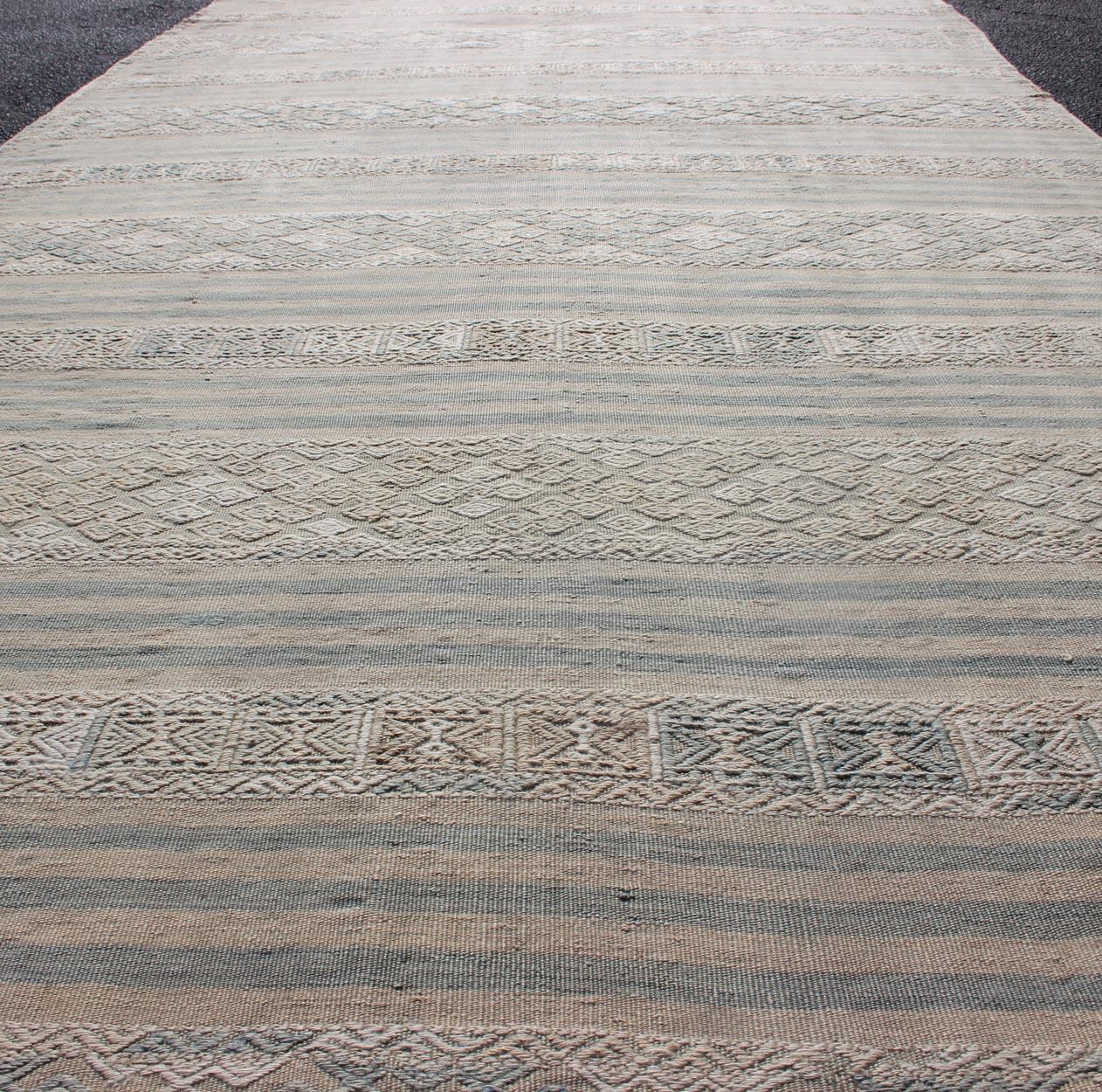 Flachgewebter Kelim mit Stickereien in Taupe, Tan, Blau und Grau (Wolle) im Angebot