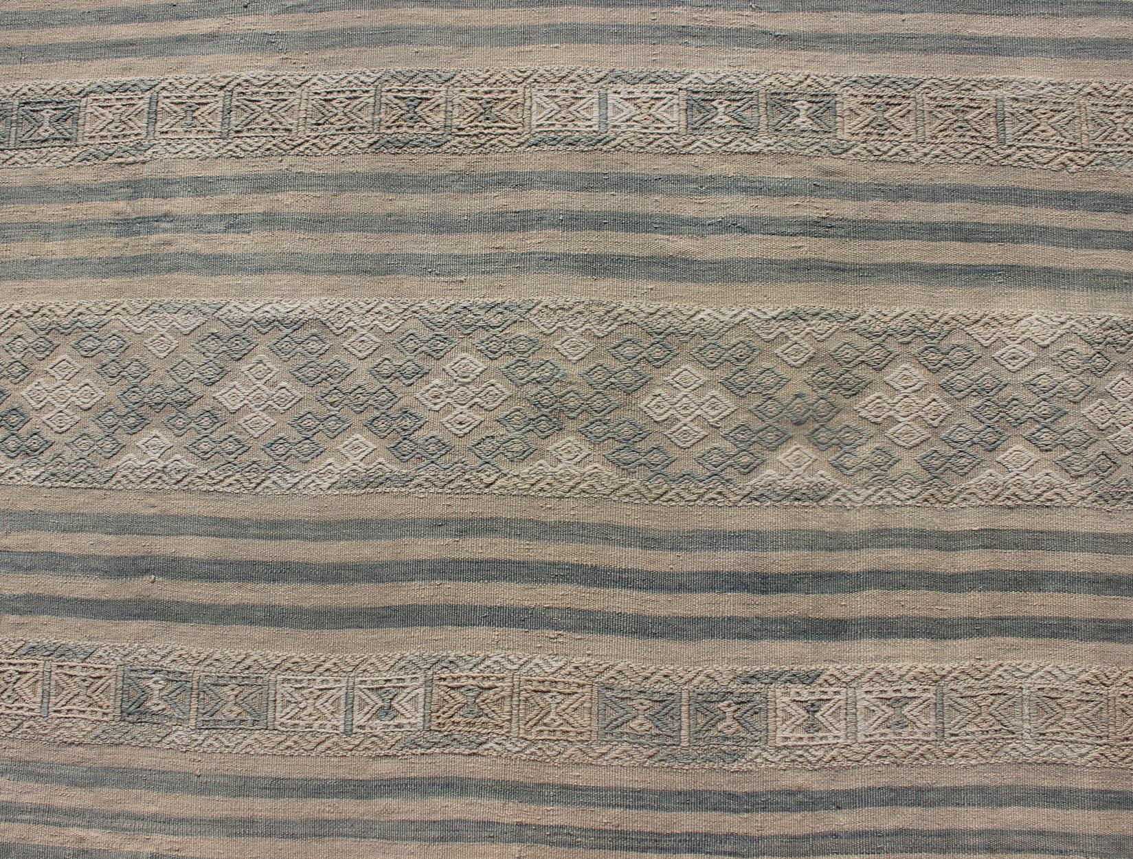 Flachgewebter Kelim mit Stickereien in Taupe, Tan, Blau und Grau im Angebot 1