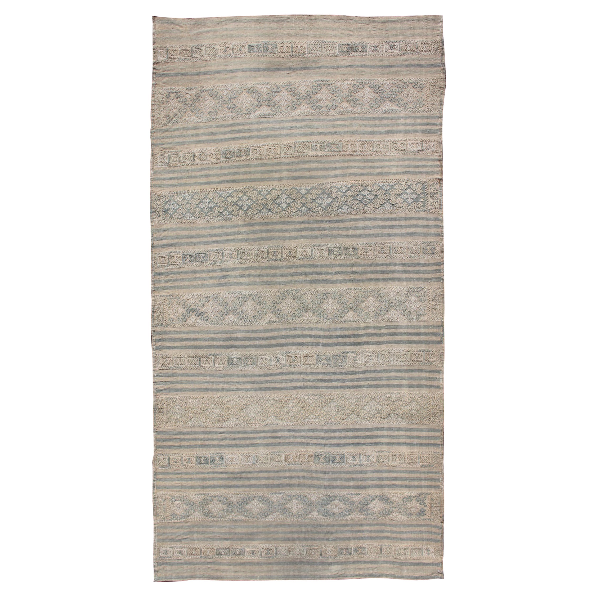 Flachgewebter Kelim mit Stickereien in Taupe, Tan, Blau und Grau