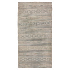 Flachgewebter Kelim mit Stickereien in Taupe, Tan, Blau und Grau