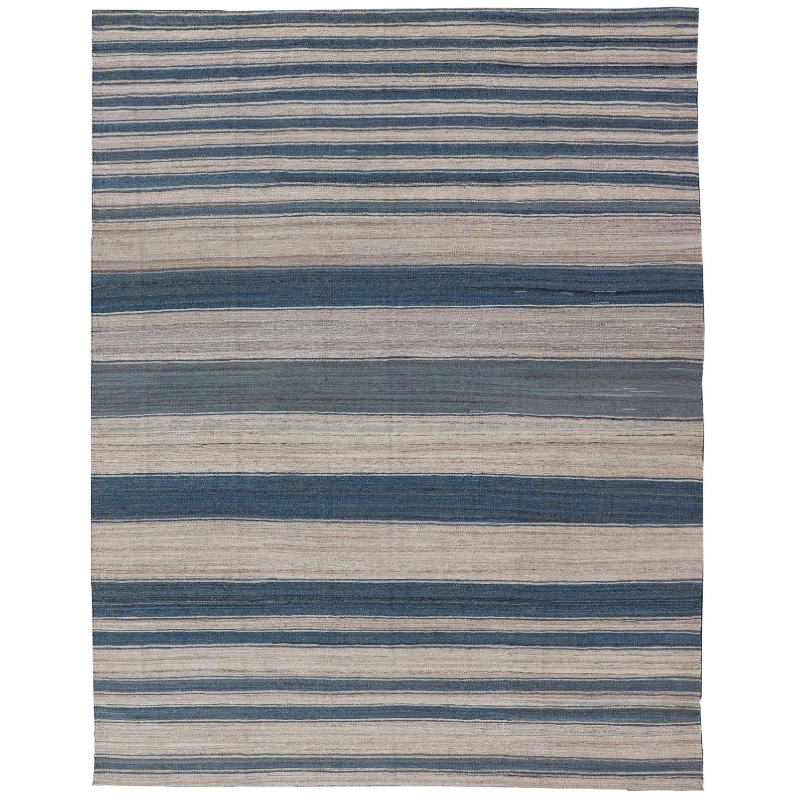 Moderner Flachgewebe-Kelim-Teppich mit Streifen in Blau und Creme im Angebot