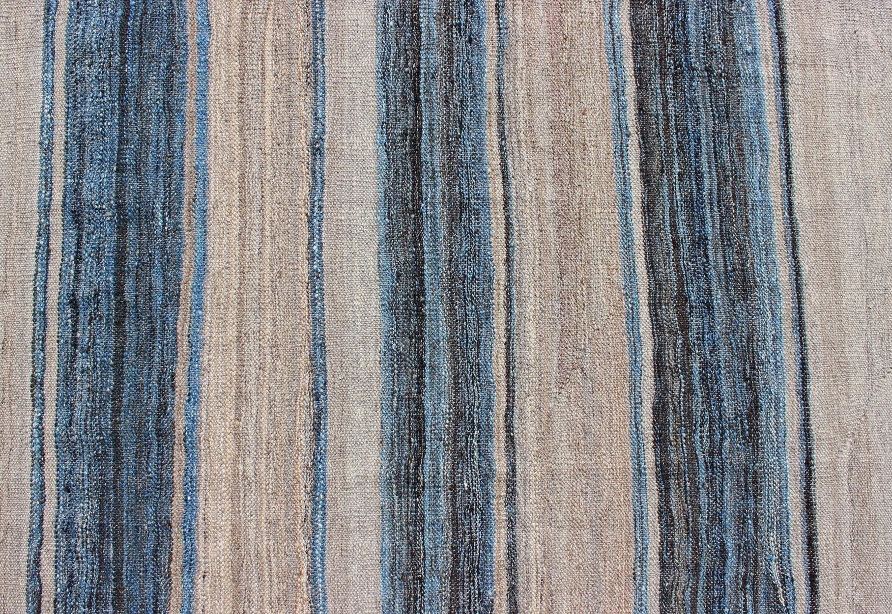 Tapis Kilim moderne à tissage plat avec des rayures dans des tons de bleu, anthracite et ivoire en vente 2