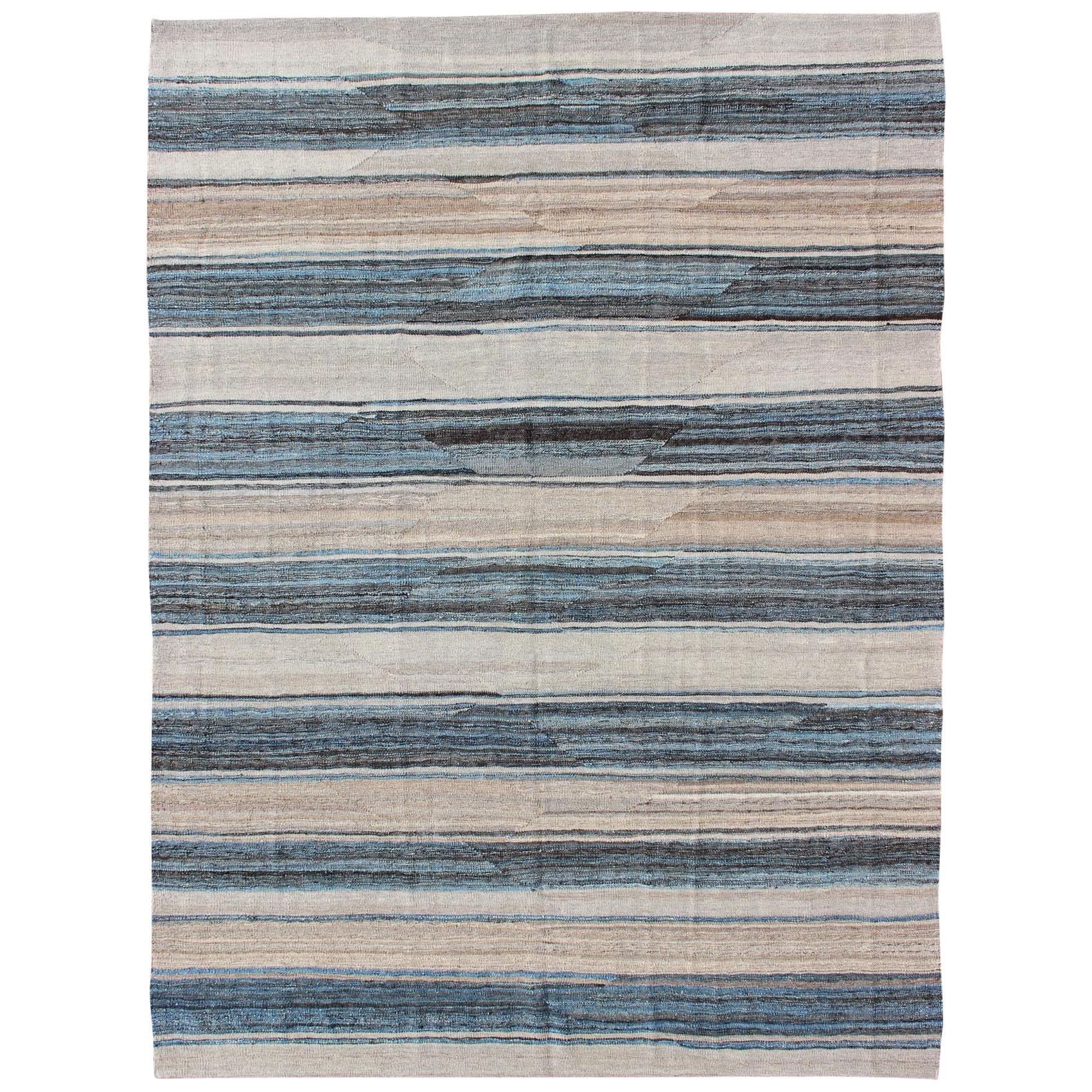 Moderner Flachgewebter Kelim-Teppich mit Streifen in Blau-, Anthrazit- und Elfenbeintönen