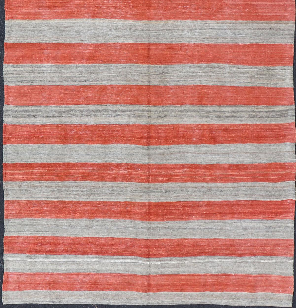 Tissé à la main Tapis de couloir Kilim moderne à tissage plat à rayures dans des tons d'orange, rouge et gris en vente