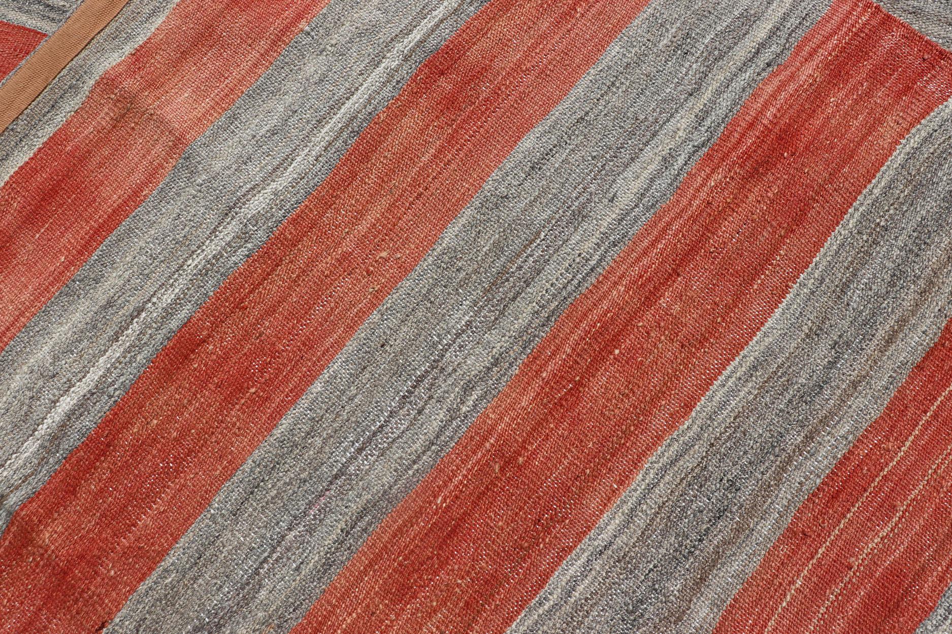 Tapis de couloir Kilim moderne à tissage plat à rayures dans des tons d'orange, rouge et gris Excellent état - En vente à Atlanta, GA