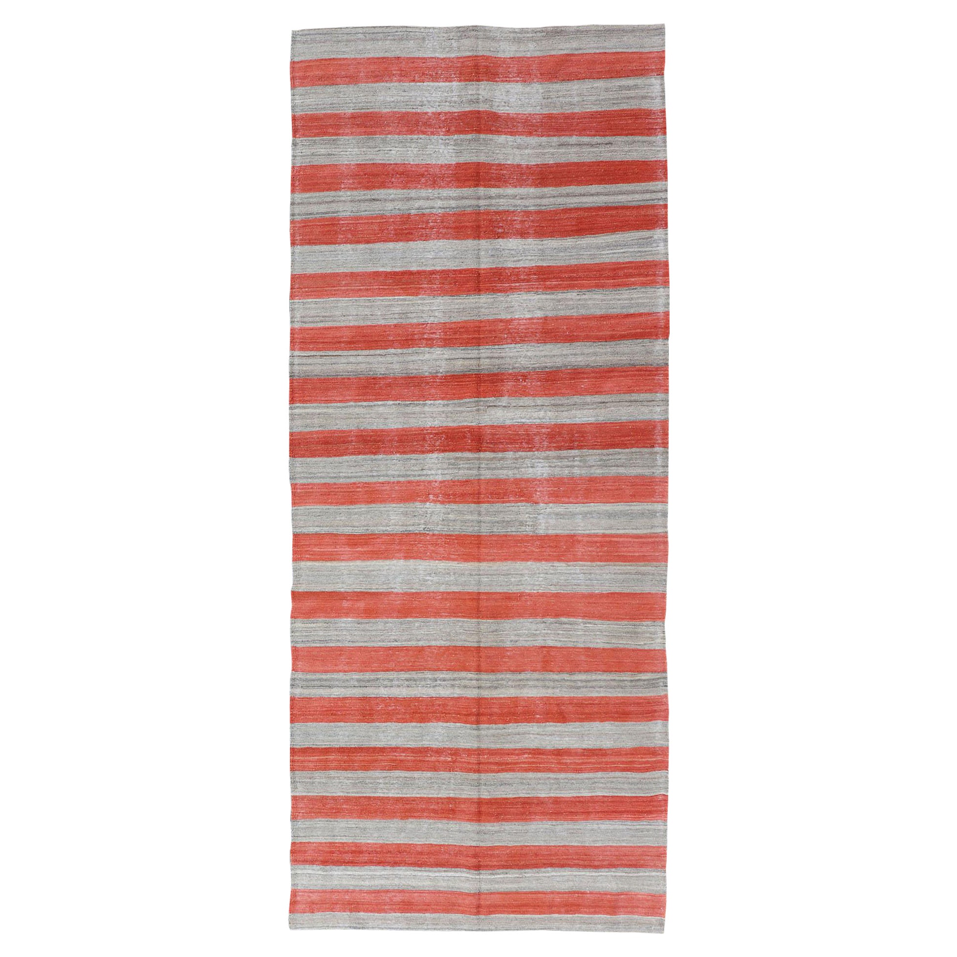 Tapis de couloir Kilim moderne à tissage plat à rayures dans des tons d'orange, rouge et gris en vente