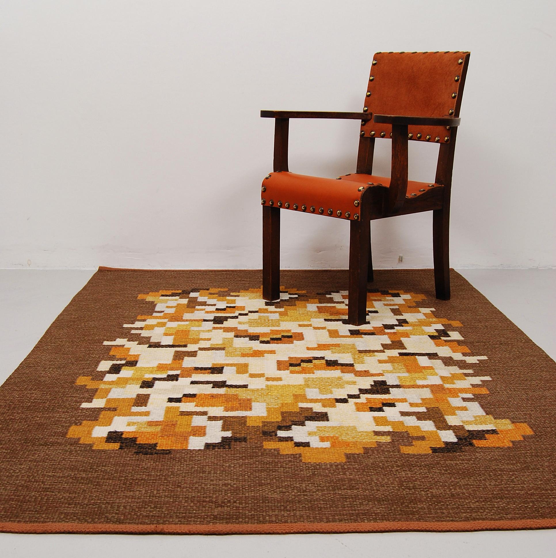 Vintage Swedish flat-weave carpet “Korall” by Erik Lundberg for Vävaregården i Eringsboda, Sweden. Fields in beige, white, black, yellow and orange. Handwoven in wool and signed with monogram. This carpet is in very good vintage condition with no