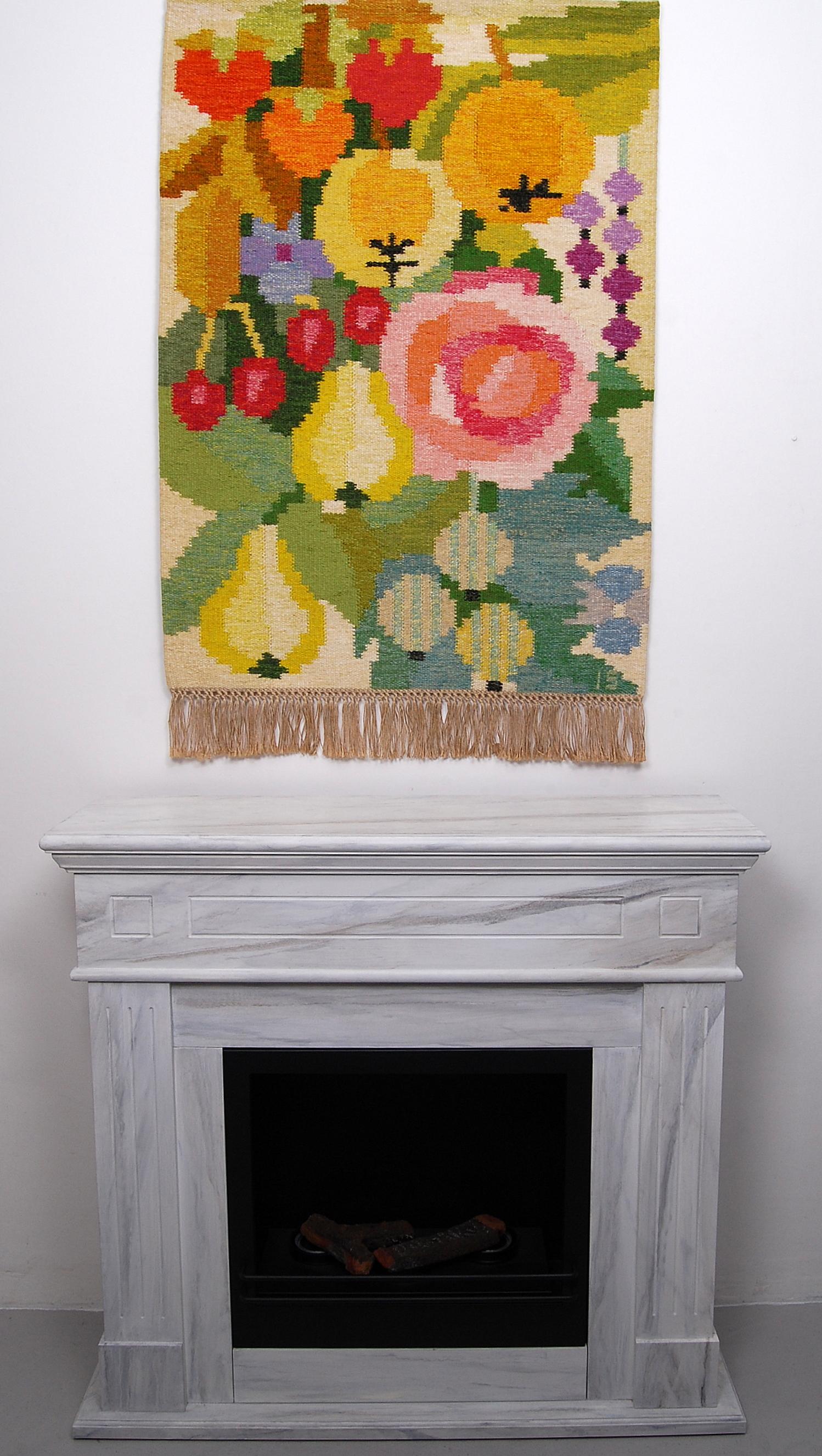 Handwoven kelim / rölakan wall tapestry ”Fruktträdgården” = Fruit garden by Ingegerd Silow. Signed IS in the right hand corner. Great bright original colours and fringe all in perfect condition. 



 