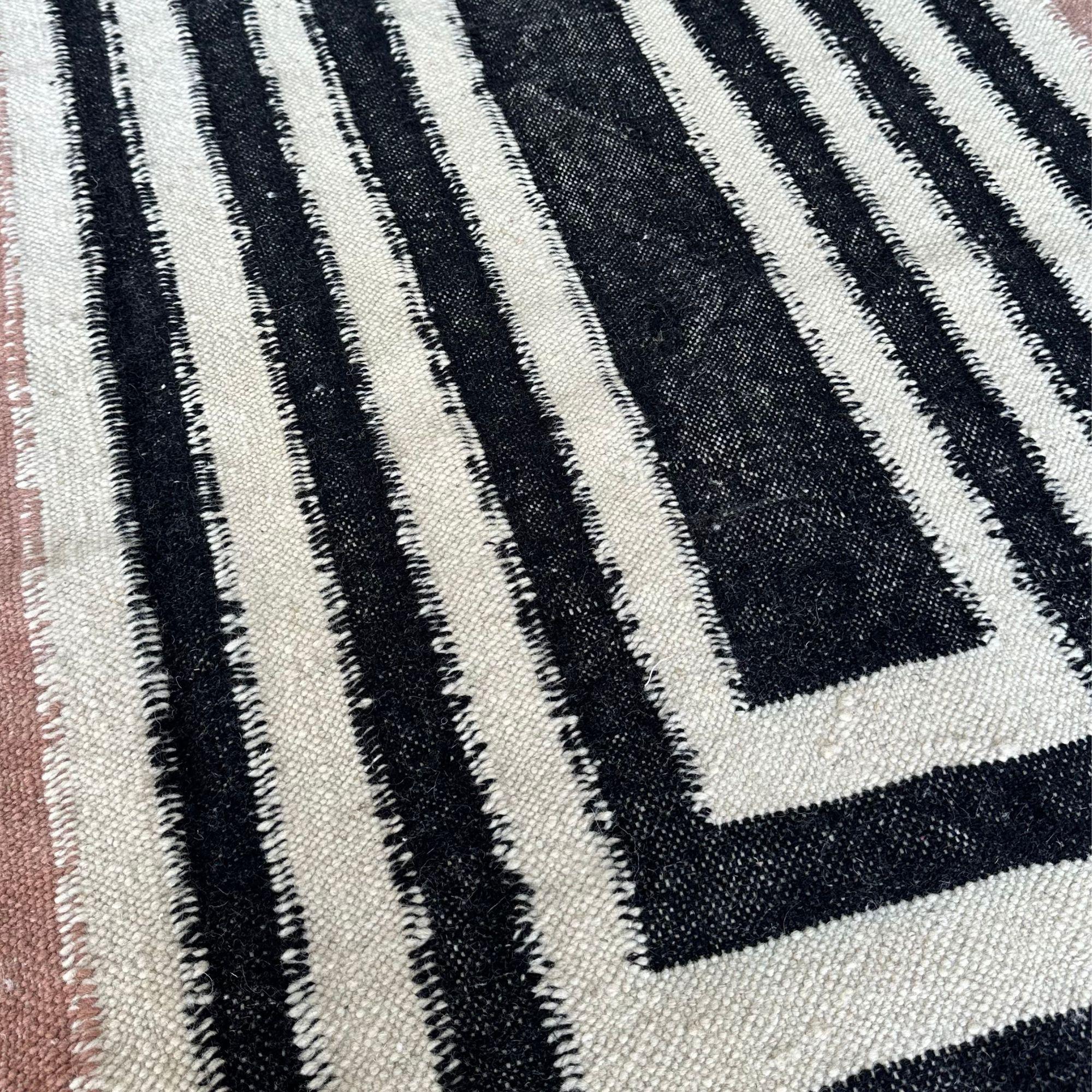Flat Weave Rug, Handmade Moroccan Rug - 5x8ft In New Condition For Sale In Publishing City, SH