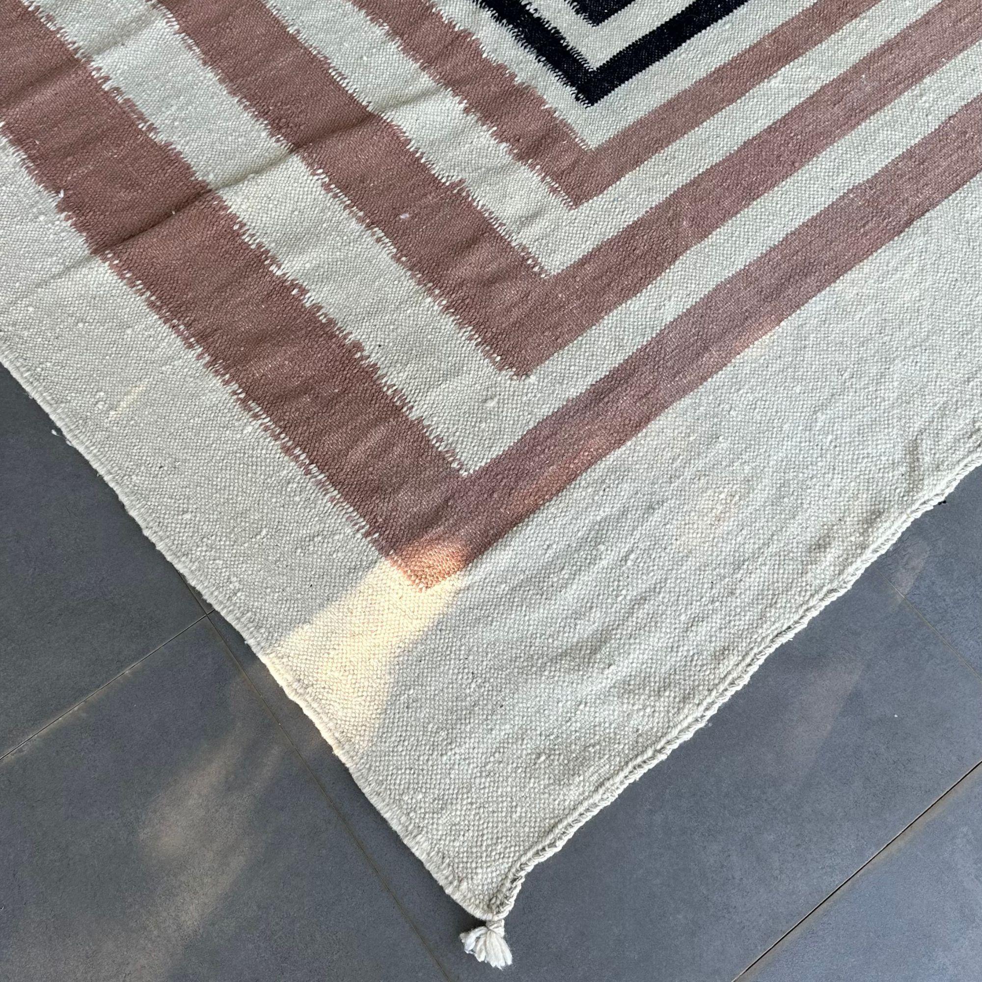 Contemporary Flat Weave Rug, Handmade Moroccan Rug - 5x8ft For Sale