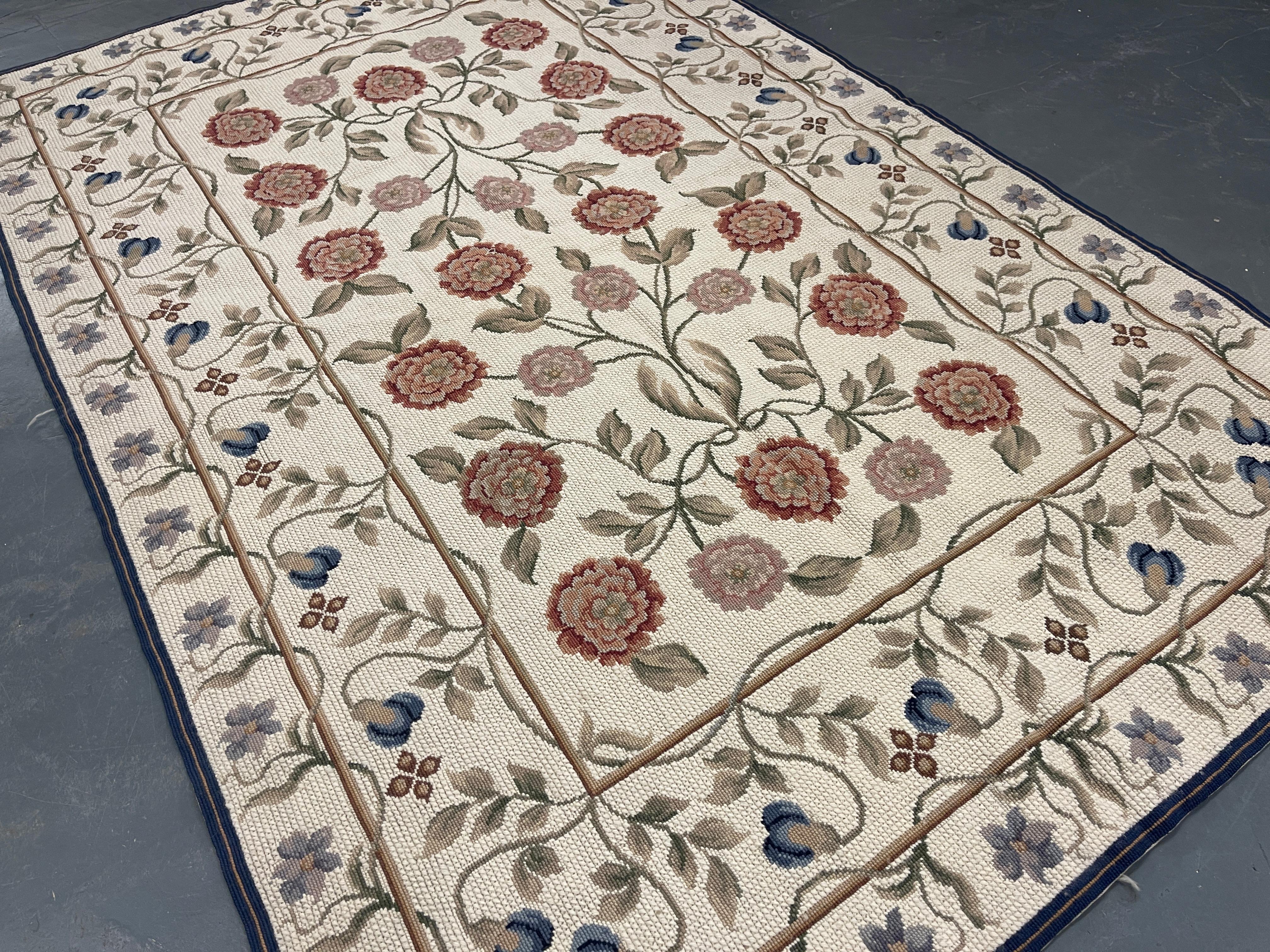This fantastic area foral rug has been handwoven with a beautiful all-over floral design on an ivory-blue background with accents of cream, green, pink and ivory. This elegant piece's colour and design make it the perfect accent rug.
This rug style