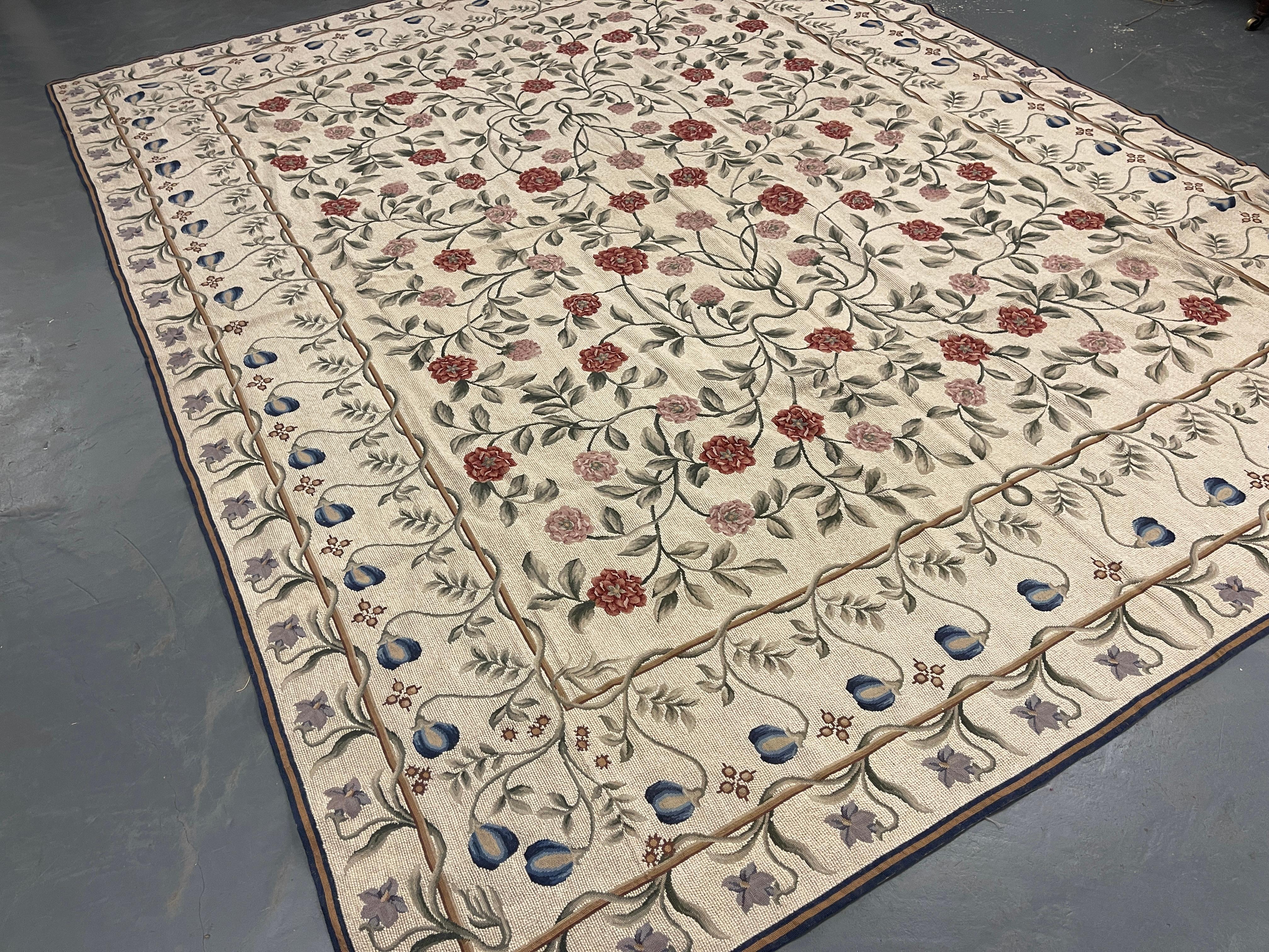 This fantastic floral rug has been handwoven with a beautiful all-over floral design woven on an ivory background with cream-green, blue and ivory accents. This elegant piece's colour and design make it the perfect accent rug.
This rug style is best