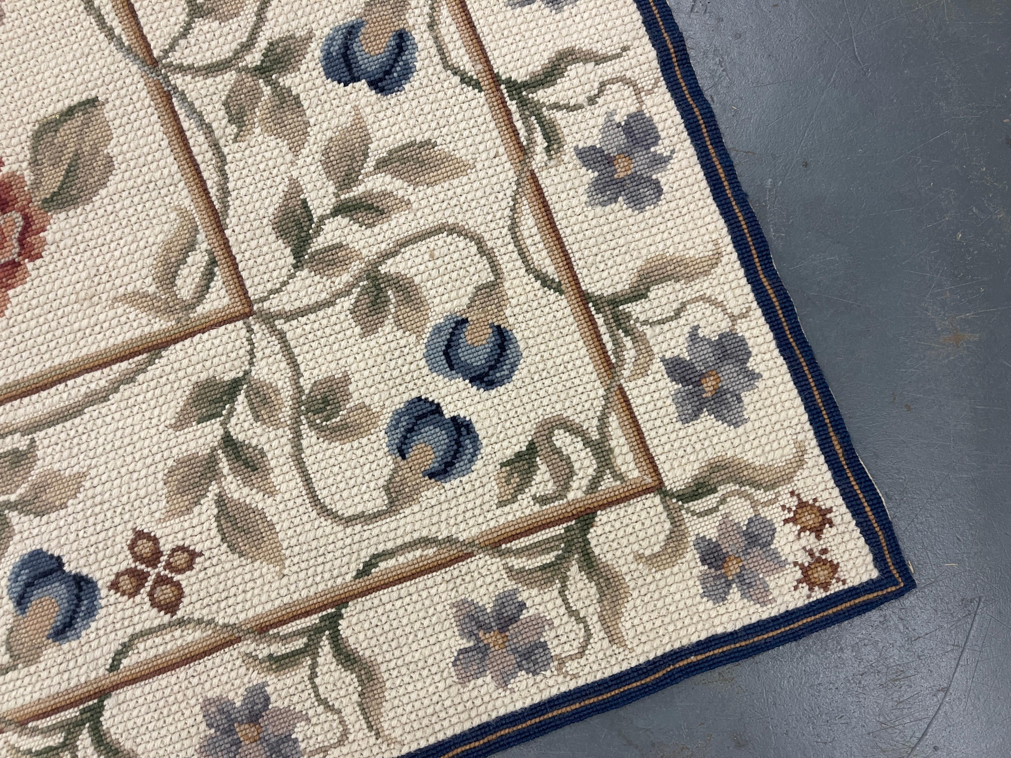Hollywood Regency Tapis tissé à plat ivoire Tapis de salon à motifs floraux pour la décoration intérieure en vente