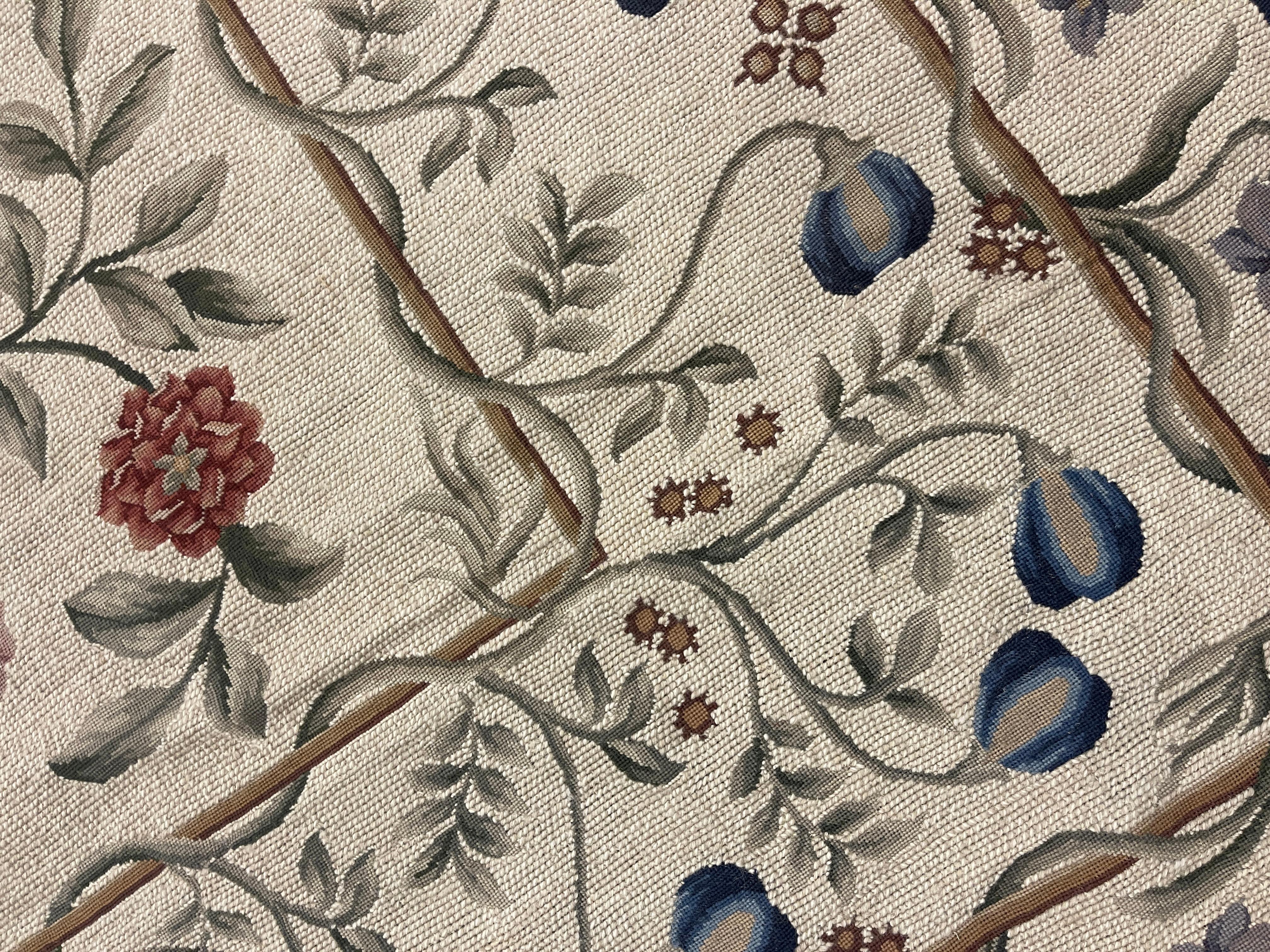 Britannique Tapis tissé à plat ivoire Tapis de salon à motifs floraux pour la décoration intérieure en vente
