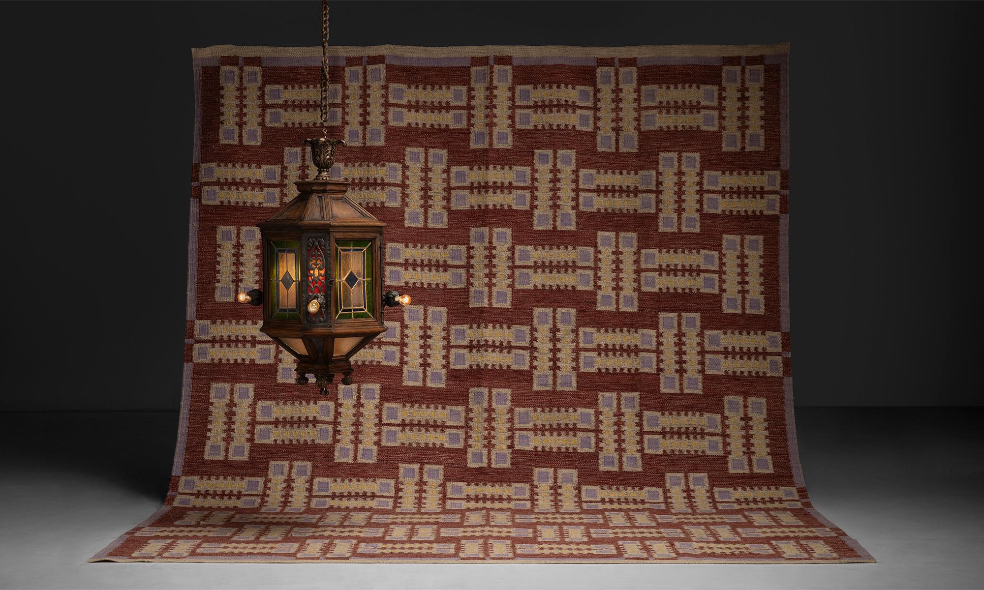 Flat Weave Rug

Scandinavia, 1950

Handwoven rug with a repeating geometric grid in red, lavender, cream, and gold tones.

112” x 142”

Ref. O2196