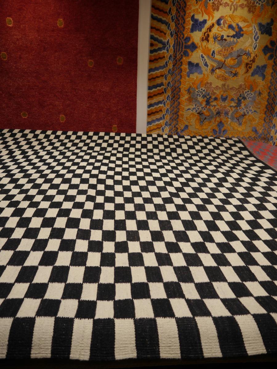 Flat-weave rug Swedish style Black White Mazandaran Kilim Scandinavian Modern For Sale 8