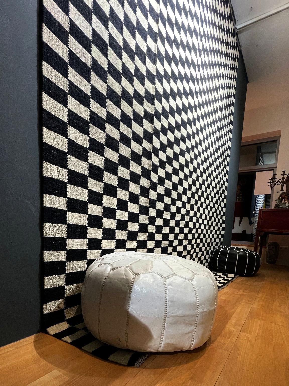 Flachgewebter Teppich Schwedischer Stil Schwarz Weiß Mazandaran Kelim Skandinavische Moderne

Dieser atemberaubende Flachgewebeteppich hat ein fantastisches Aussehen. Es ist aus feiner handgesponnener Wolle handgewebt. Die Farben sind beige /