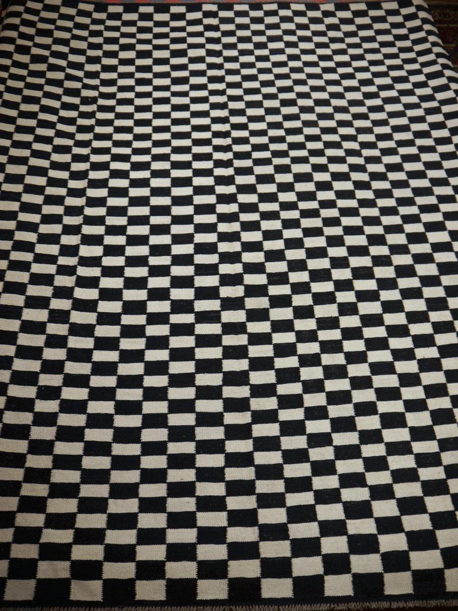 Flachgewebter Teppich Schwedischer Stil Schwarz Weiß Mazandaran Kelim Skandinavische Moderne (Handgewebt) im Angebot