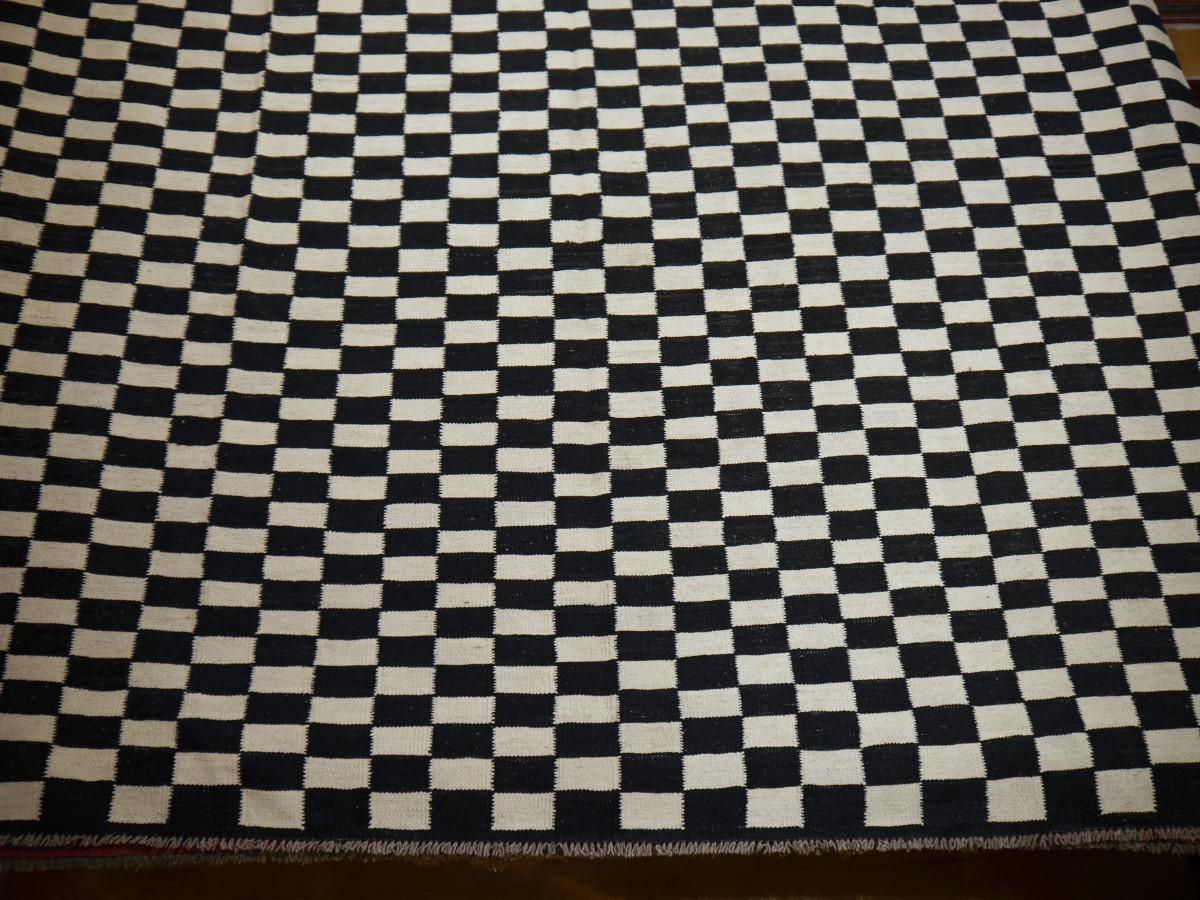 Flat-weave rug Swedish style Black White Mazandaran Kilim Scandinavian Modern In New Condition For Sale In Lohr, Bavaria, DE