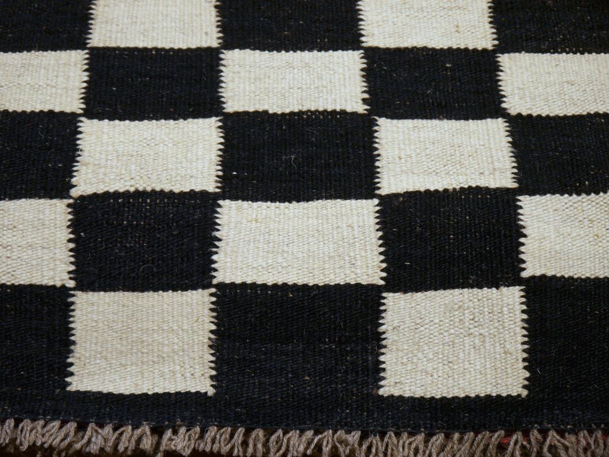 Flachgewebter Teppich Schwedischer Stil Schwarz Weiß Mazandaran Kelim Skandinavische Moderne (21. Jahrhundert und zeitgenössisch) im Angebot