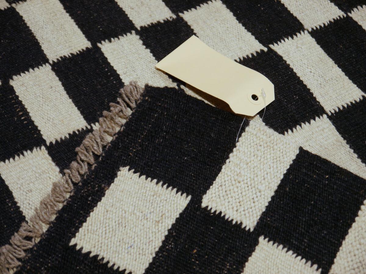Flachgewebter Teppich Schwedischer Stil Schwarz Weiß Mazandaran Kelim Skandinavische Moderne im Angebot 1