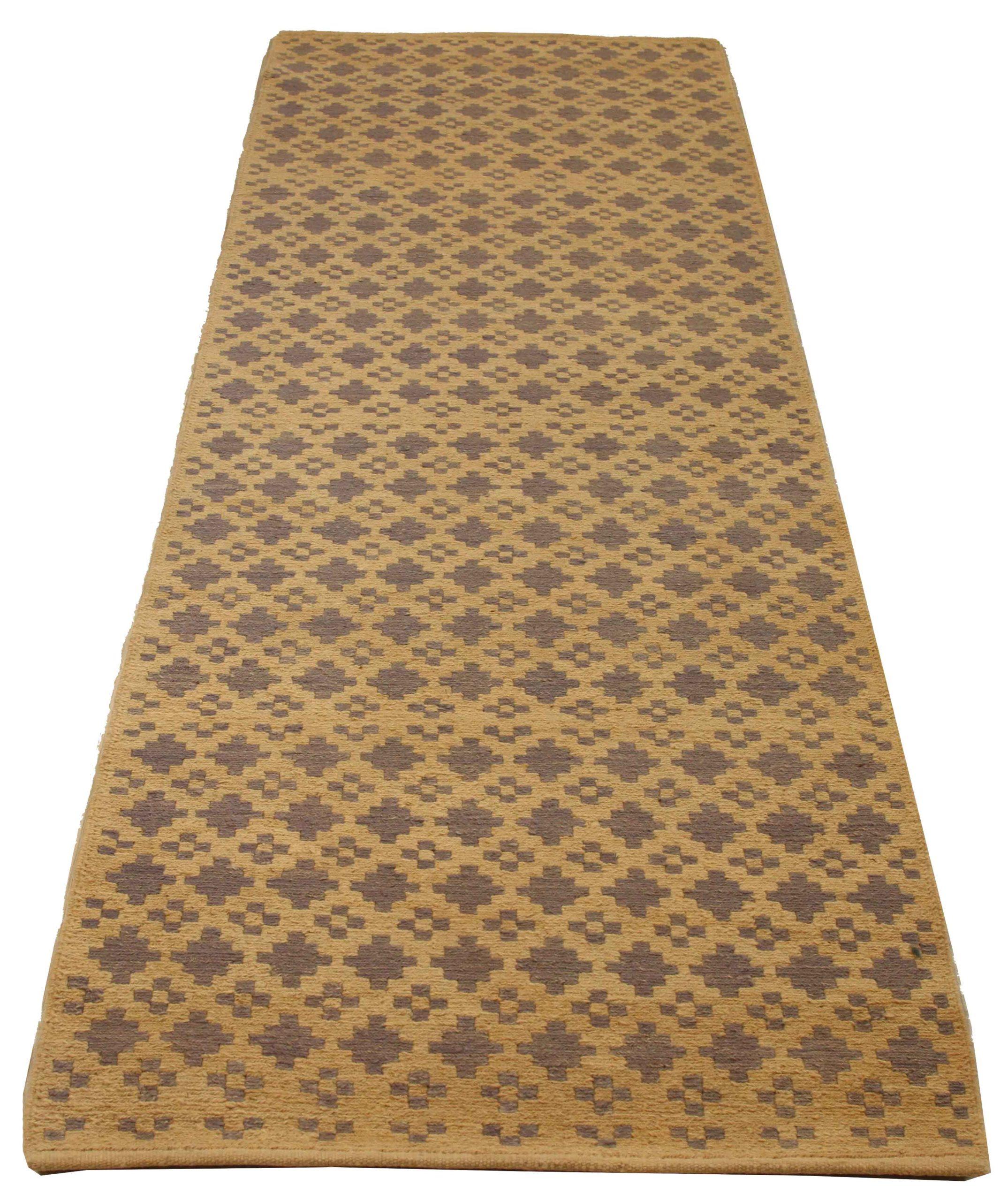 Scopri l'eleganza di questo tappeto a trama piatta unico nel suo genere e caratterizzato da runner di CIRCA 1990. Progettato con una meticolosa attenzione ai dettagli, questo design esclusivo è perfetto per valorizzare il tuo spazio.