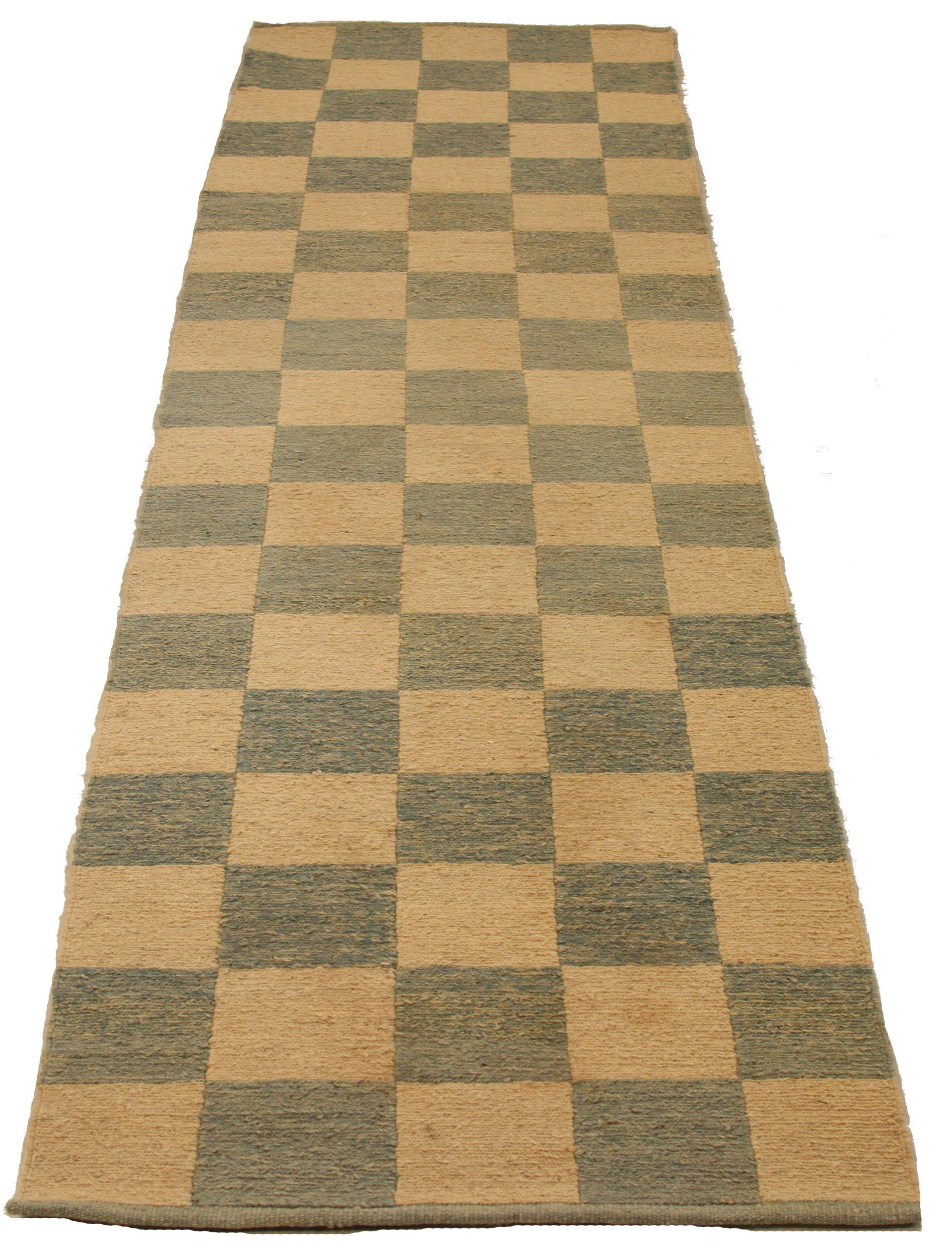 Scopri l'eleganza di questo tappeto a trama piatta unico nel suo genere e caratterizzato da runner di CIRCA 1990. Progettato con una meticolosa attenzione ai dettagli, questo design esclusivo è perfetto per valorizzare il tuo spazio.